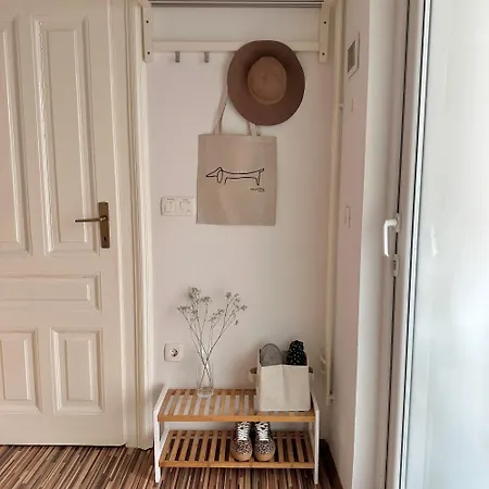 Cozy With Secret Garden Apartment